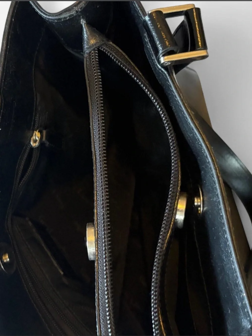 Guy Laroche Leather Shoulder Bag <3